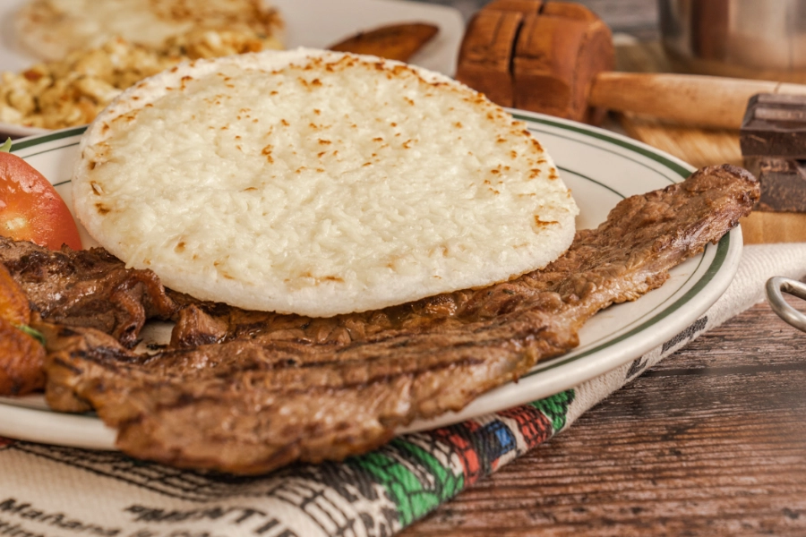 Carne Asada y Arepa con Queso