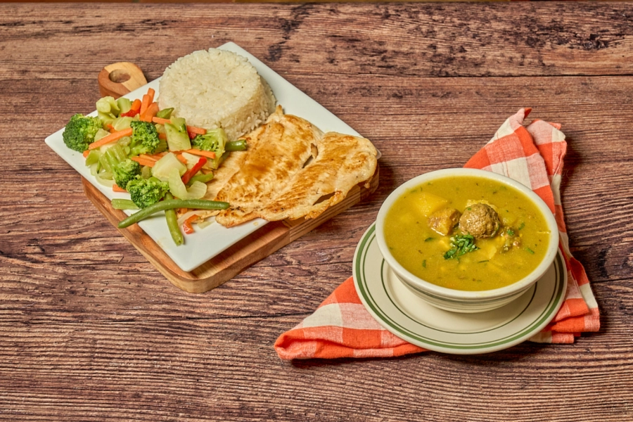 LUNES: SOPA DE ALBONDIGA CON PECHUGUITA A LA PLANC