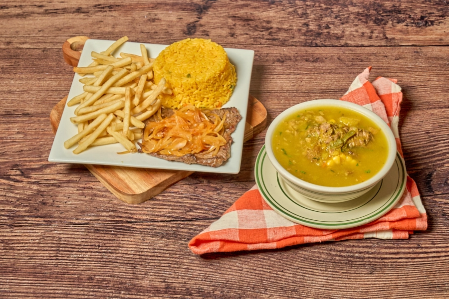 MARTES: SOPA DE VEGETALES CON  BISTEC ENCEBOLLADO