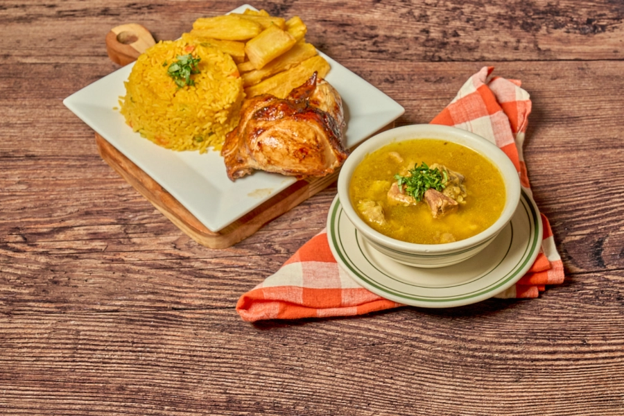 JUEVES: SOPA DE TOSTONES CON POLLO A LA BRASA