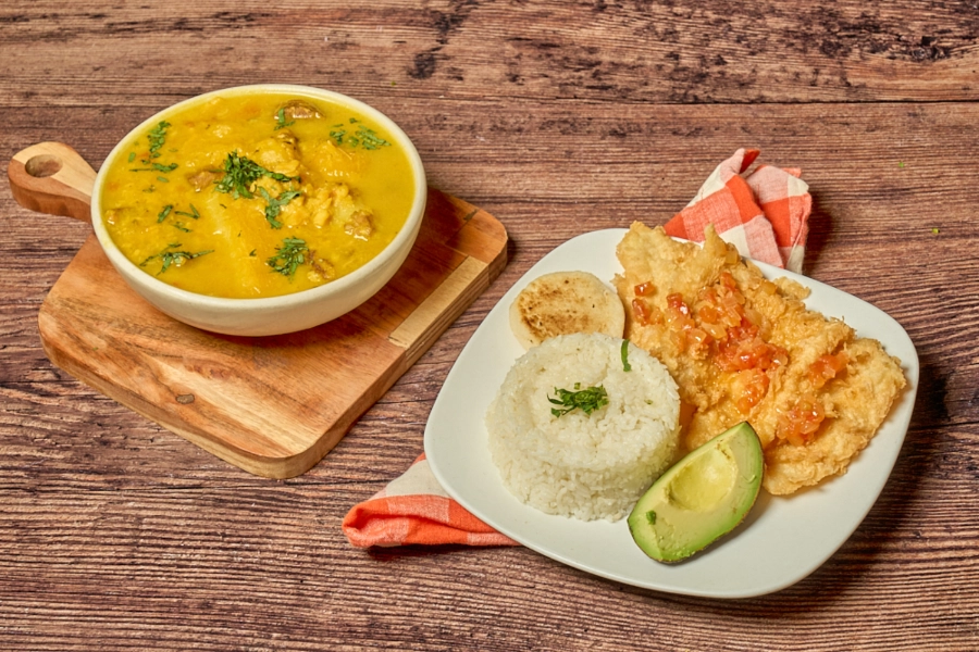 VIERNES: SANCOCHO DE PESCADO CON  FILETE APANADO 
